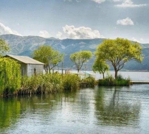 Zarivar Lake